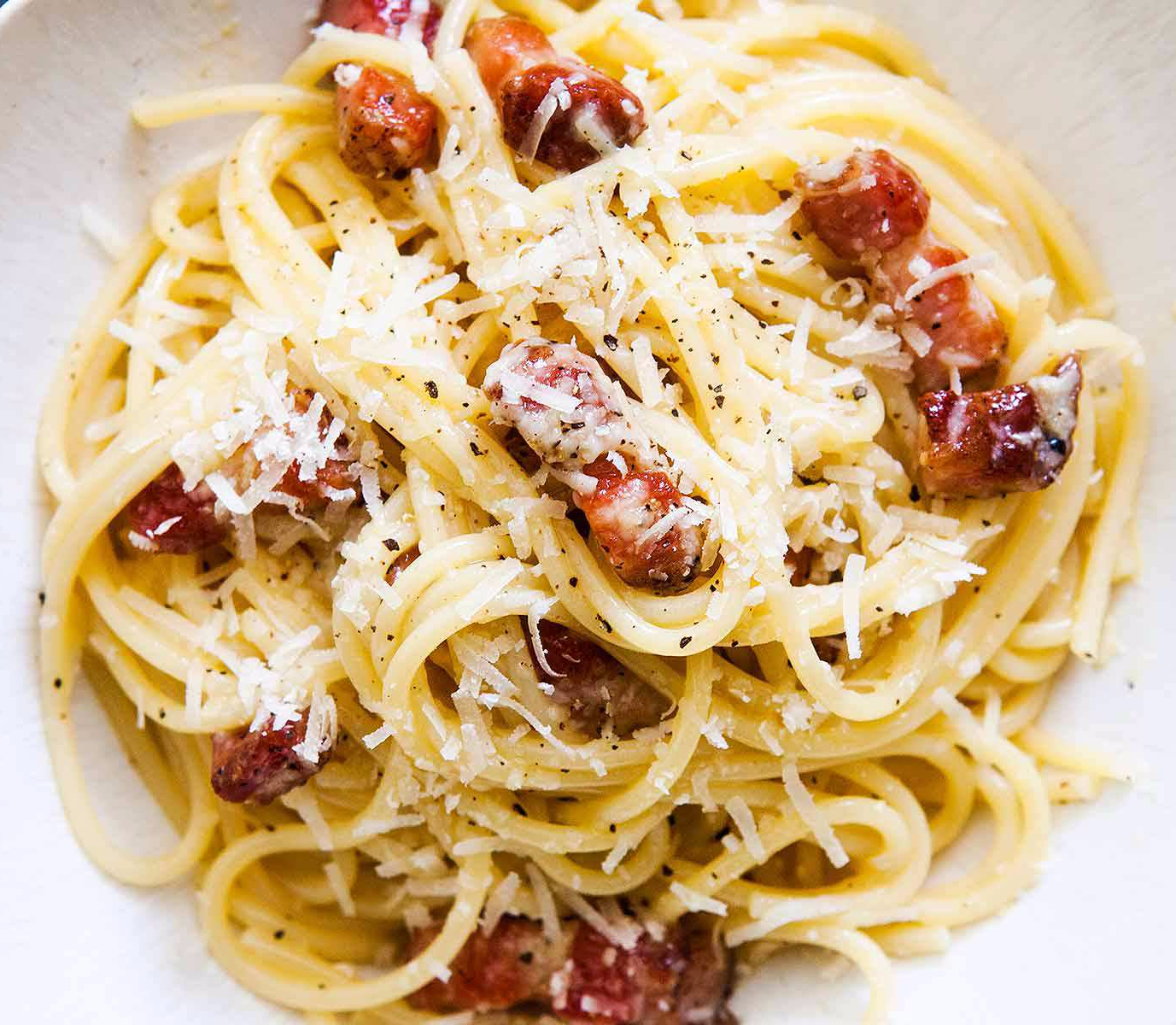Рецепт карбонары со спагетти. Карбонара. Паста карбонара. Спагетти карбонара с беконом. Спагетти карбонара с беконом и сливками.